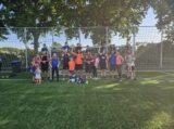 Laatste training S.K.N.W.K. JO8-1 (partijtje tegen de ouders) van maandag 2 juni 2025 (117/123)